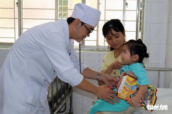 Nội soi gắp đồng xu khỏi dạ dày bé gái 28 tháng tuổi - Ảnh 1. Nội soi gắp đồng xu khỏi dạ dày bé gái 28 tháng tuổi - Ảnh 1.