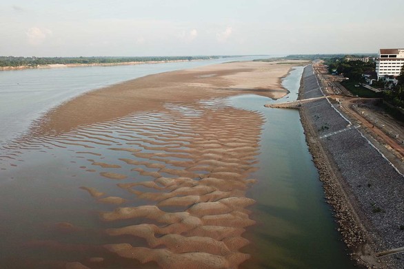 Nước sông Mekong hạ xuống mức thấp nhất trong 100 năm qua - Ảnh 2. Nước sông Mekong hạ xuống mức thấp nhất trong 100 năm qua - Ảnh 2.