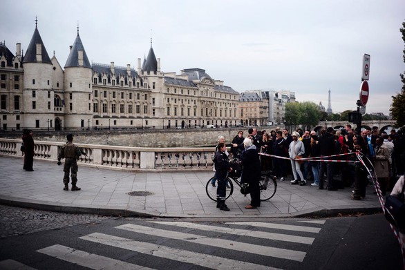 ‘Gã điên loạn’ đâm chết 4 cảnh sát ngay tại đồn giữa Paris - Ảnh 1. ‘Gã điên loạn’ đâm chết 4 cảnh sát ngay tại đồn giữa Paris - Ảnh 1.