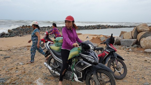 Hình ảnh dân vùng dự báo bão số 5 đổ bộ tất bật ứng phó - Ảnh 2. Hình ảnh dân vùng dự báo bão số 5 đổ bộ tất bật ứng phó - Ảnh 2.