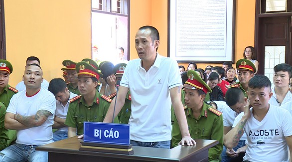Tuấn thần đèn xứ Thanh lãnh án tù vì gây rối trật tự công cộng - Ảnh 2. Tuấn thần đèn xứ Thanh lãnh án tù vì gây rối trật tự công cộng - Ảnh 2.