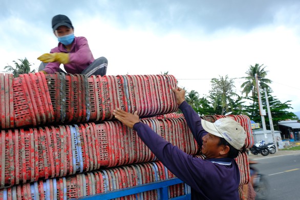 Người nuôi thủy sản trên vịnh Vân Phong hối hả bán cá chạy bão số 5 - Ảnh 5. Người nuôi thủy sản trên vịnh Vân Phong hối hả bán cá chạy bão số 5 - Ảnh 5.