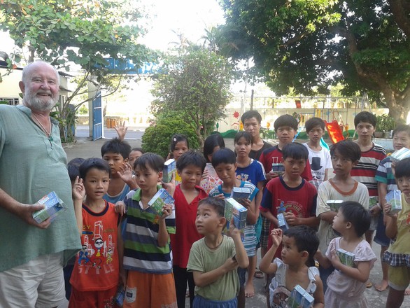 Cựu binh Úc lấy tiền tích cóp xây trường học, giúp người nghèo Việt Nam - Ảnh 1. Cựu binh Úc lấy tiền tích cóp xây trường học, giúp người nghèo Việt Nam - Ảnh 1.