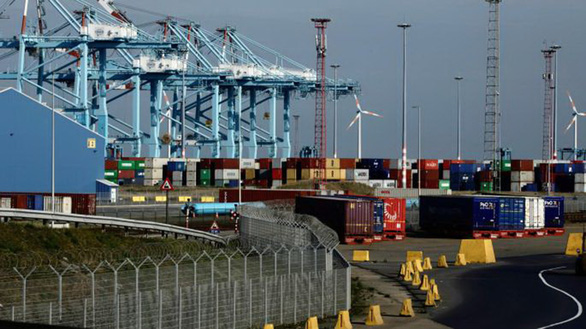 Nghi vấn mới nhất: 39 người chết trong container vì ngạt hay chết cóng? - Ảnh 1. Nghi vấn mới nhất: 39 người chết trong container vì ngạt hay chết cóng? - Ảnh 1.