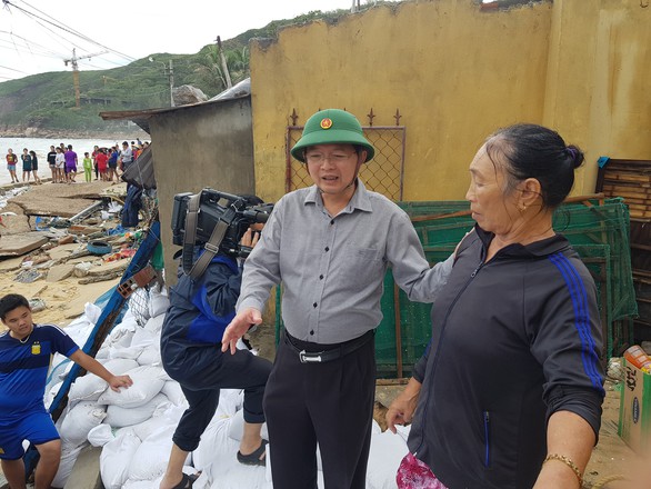 Bình Định ban bố tình trạng khẩn cấp kè biển Nhơn Hải sau bão số 5 - Ảnh 4. Bình Định ban bố tình trạng khẩn cấp kè biển Nhơn Hải sau bão số 5 - Ảnh 4.