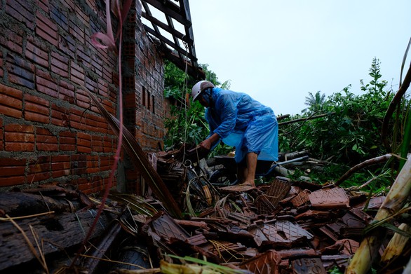 Lốc xoáy trong lòng bão xé toạc hàng trăm nhà dân - Ảnh 8. Lốc xoáy trong lòng bão xé toạc hàng trăm nhà dân - Ảnh 8.