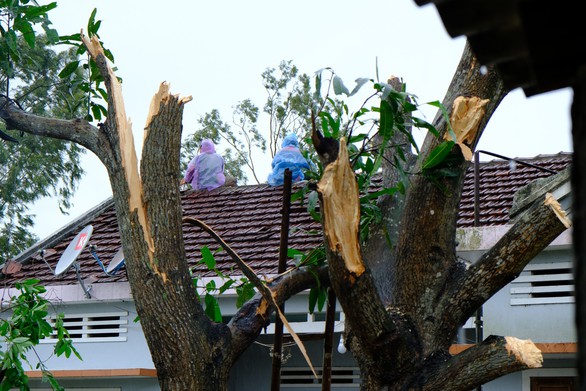 Lốc xoáy trong lòng bão xé toạc hàng trăm nhà dân - Ảnh 9. Lốc xoáy trong lòng bão xé toạc hàng trăm nhà dân - Ảnh 9.