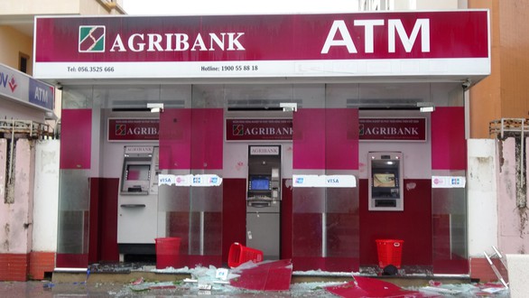 Tâm bão Quy Nhơn ngổn ngang sau mưa gió, 18 tàu cá Phú Yên chìm - Ảnh 4. Tâm bão Quy Nhơn ngổn ngang sau mưa gió, 18 tàu cá Phú Yên chìm - Ảnh 4.