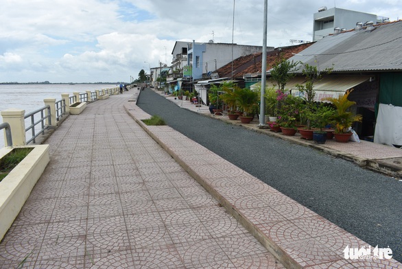 Làm thêm bờ kè dọc sông Tiền dài 1,6km để chống sạt lở - Ảnh 1. Làm thêm bờ kè dọc sông Tiền dài 1,6km để chống sạt lở - Ảnh 1.