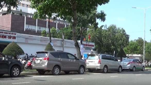 Cần Thơ thu phí đậu ôtô dưới lòng đường - Ảnh 1. Cần Thơ thu phí đậu ôtô dưới lòng đường - Ảnh 1.