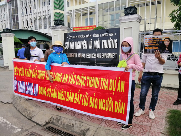 Hàng trăm người đến Tỉnh ủy Long An nhờ tìm công ty bất động sản - Ảnh 1. Hàng trăm người đến Tỉnh ủy Long An nhờ tìm công ty bất động sản - Ảnh 1.