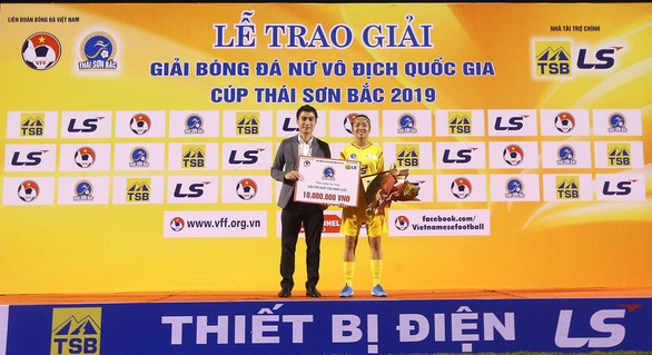CLB Hà Nội giành ngôi á quân bóng đá nữ vô địch quốc gia 2019 - Ảnh 2. CLB Hà Nội giành ngôi á quân bóng đá nữ vô địch quốc gia 2019 - Ảnh 2.