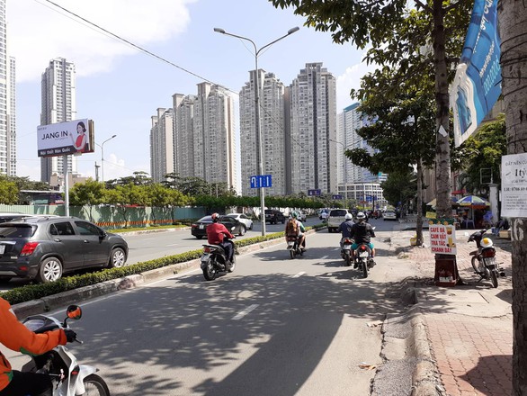 Chính thức rào chắn đường, sửa chữa rốn ngập Nguyễn Hữu Cảnh - Ảnh 2. Chính thức rào chắn đường, sửa chữa rốn ngập Nguyễn Hữu Cảnh - Ảnh 2.