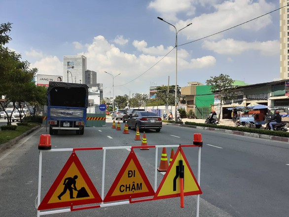 TP.HCM cấm ôtô rẽ trái vào đường Nguyễn Hữu Cảnh để bớt áp lực giao thông - Ảnh 1. TP.HCM cấm ôtô rẽ trái vào đường Nguyễn Hữu Cảnh để bớt áp lực giao thông - Ảnh 1.