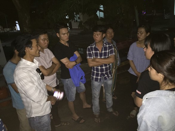 Người dân chở thi thể công nhân vây nhà máy, yêu cầu làm rõ nguyên nhân - Ảnh 1. Người dân chở thi thể công nhân vây nhà máy, yêu cầu làm rõ nguyên nhân - Ảnh 1.