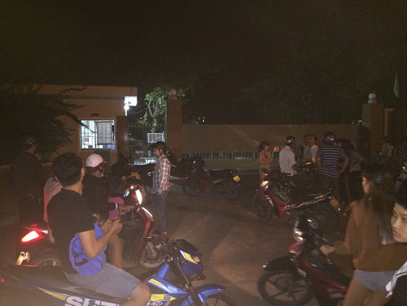 Người dân chở thi thể công nhân vây nhà máy, yêu cầu làm rõ nguyên nhân - Ảnh 2. Người dân chở thi thể công nhân vây nhà máy, yêu cầu làm rõ nguyên nhân - Ảnh 2.