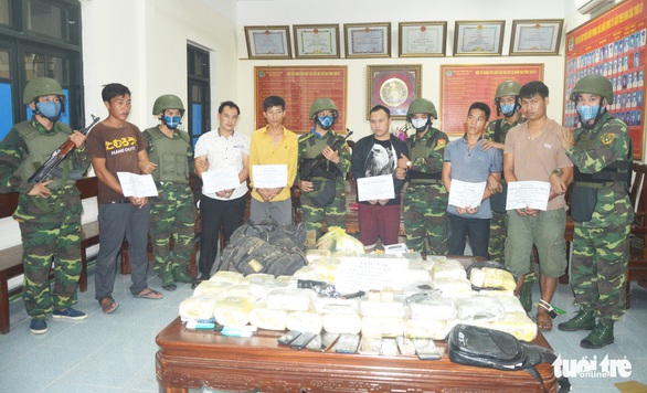 Bắt hai thanh niên Lào thủ súng đạn ‘cõng’ ma túy vào Việt Nam - Ảnh 2. Bắt hai thanh niên Lào thủ súng đạn ‘cõng’ ma túy vào Việt Nam - Ảnh 2.