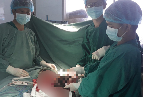 Mổ tách thành công khối u vú nặng 6kg cho cụ bà 73 tuổi - Ảnh 1. Mổ tách thành công khối u vú nặng 6kg cho cụ bà 73 tuổi - Ảnh 1.