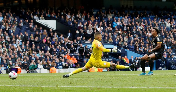 M.C bị ‘sát thủ các ông lớn’ Wolverhampton hạ gục tại thánh địa Etihad - Ảnh 1. M.C bị ‘sát thủ các ông lớn’ Wolverhampton hạ gục tại thánh địa Etihad - Ảnh 1.