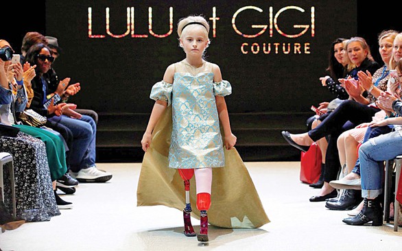 Cô bé cụt chân 9 tuổi trên sàn catwalk - Ảnh 1. Cô bé cụt chân 9 tuổi trên sàn catwalk - Ảnh 1.