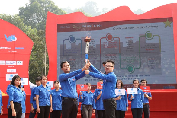 1.000 bạn trẻ xếp hình dải đất hình chữ S khởi động hành trình Tôi yêu Tổ quốc tôi - Ảnh 5. 1.000 bạn trẻ xếp hình dải đất hình chữ S khởi động hành trình Tôi yêu Tổ quốc tôi - Ảnh 5.