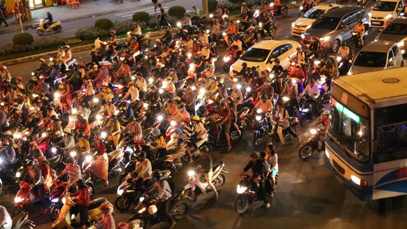 Ngã tư Hàng Xanh, đường Nguyễn Hữu Cảnh kẹt cứng suốt 3 giờ liền - Ảnh 3. Ngã tư Hàng Xanh, đường Nguyễn Hữu Cảnh kẹt cứng suốt 3 giờ liền - Ảnh 3.