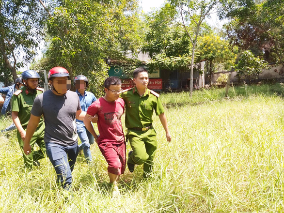 Nghi phạm đâm 2 người trọng thương bị bắt khi trốn trong nhà hoang - Ảnh 2. Nghi phạm đâm 2 người trọng thương bị bắt khi trốn trong nhà hoang - Ảnh 2.