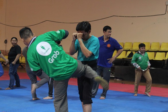 Cảnh sát hình sự TP.HCM dạy tài xế Grab ứng phó với cướp - Ảnh 1. Cảnh sát hình sự TP.HCM dạy tài xế Grab ứng phó với cướp - Ảnh 1.