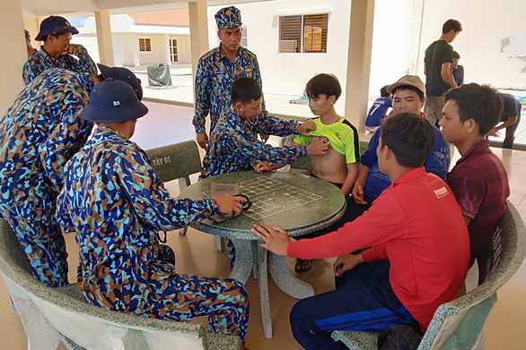 Ứng cứu kịp thời 12 ngư dân Bình Định bị chìm tàu ở Trường Sa - Ảnh 2. Ứng cứu kịp thời 12 ngư dân Bình Định bị chìm tàu ở Trường Sa - Ảnh 2.