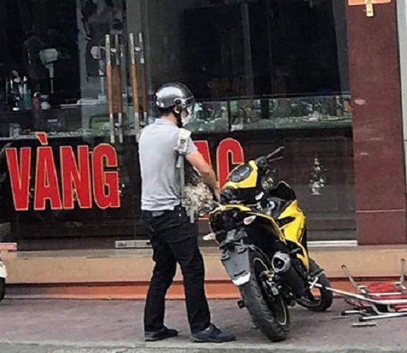 Thanh niên đội nón bảo hiểm, dùng súng K54 cướp tiệm vàng - Ảnh 1. Thanh niên đội nón bảo hiểm, dùng súng K54 cướp tiệm vàng - Ảnh 1.