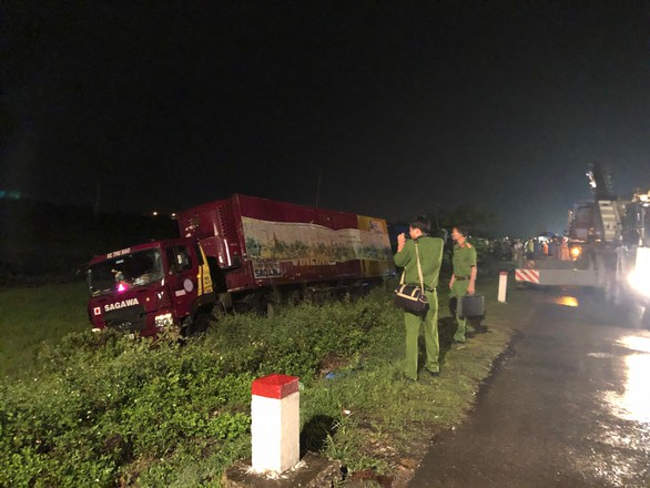 Xe đầu kéo cuốn xe máy vào gầm, một người thiệt mạng - Ảnh 2. Xe đầu kéo cuốn xe máy vào gầm, một người thiệt mạng - Ảnh 2.
