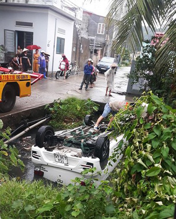 Nhờ Google Maps chỉ đường, tài xế lái taxi xuống mương - Ảnh 1. Nhờ Google Maps chỉ đường, tài xế lái taxi xuống mương - Ảnh 1.