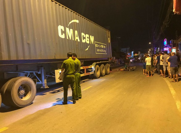 Xe máy va chạm xe container trên đường Nguyễn Duy Trinh, 1 người chết tại chỗ - Ảnh 1. Xe máy va chạm xe container trên đường Nguyễn Duy Trinh, 1 người chết tại chỗ - Ảnh 1.