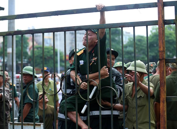 VFF bán vé cho thương binh, nhiều người quá khích trèo rào đòi mua - Ảnh 5. VFF bán vé cho thương binh, nhiều người quá khích trèo rào đòi mua - Ảnh 5.