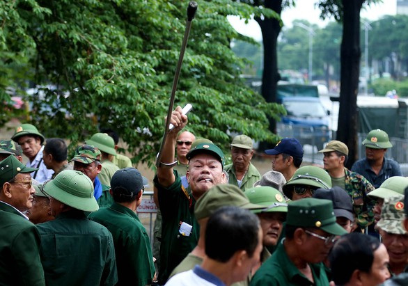 VFF bán vé cho thương binh, nhiều người quá khích trèo rào đòi mua - Ảnh 4. VFF bán vé cho thương binh, nhiều người quá khích trèo rào đòi mua - Ảnh 4.