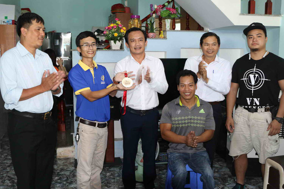 Lực sĩ Lê Văn Công tặng 125 triệu cho nữ sinh bị ung thư từ tiền đấu giá huy chương - Ảnh 1. Lực sĩ Lê Văn Công tặng 125 triệu cho nữ sinh bị ung thư từ tiền đấu giá huy chương - Ảnh 1.