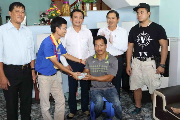 Lực sĩ Lê Văn Công tặng 125 triệu cho nữ sinh bị ung thư từ tiền đấu giá huy chương - Ảnh 2. Lực sĩ Lê Văn Công tặng 125 triệu cho nữ sinh bị ung thư từ tiền đấu giá huy chương - Ảnh 2.