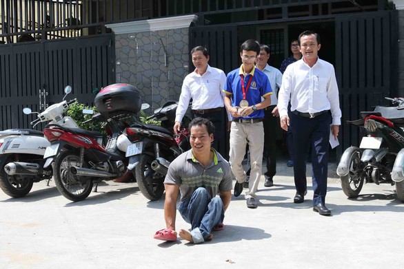 Lực sĩ Lê Văn Công tặng 125 triệu cho nữ sinh bị ung thư từ tiền đấu giá huy chương - Ảnh 3. Lực sĩ Lê Văn Công tặng 125 triệu cho nữ sinh bị ung thư từ tiền đấu giá huy chương - Ảnh 3.