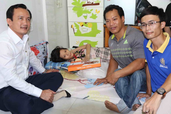 Lực sĩ Lê Văn Công tặng 125 triệu cho nữ sinh bị ung thư từ tiền đấu giá huy chương - Ảnh 4. Lực sĩ Lê Văn Công tặng 125 triệu cho nữ sinh bị ung thư từ tiền đấu giá huy chương - Ảnh 4.
