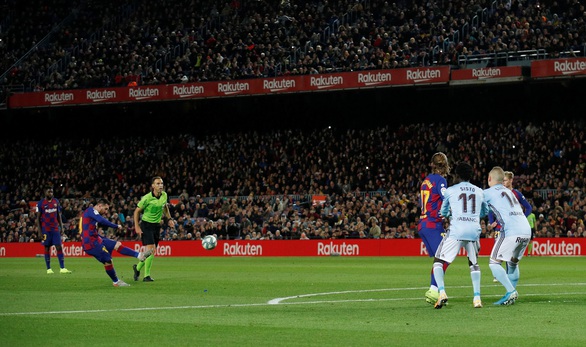 Đêm của Messi: 2 siêu phẩm đá phạt và 1 quả phạt đền - Ảnh 2. Đêm của Messi: 2 siêu phẩm đá phạt và 1 quả phạt đền - Ảnh 2.