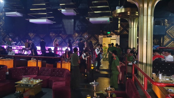 Đột kích bar lúc rạng sáng phát hiện 35 người dương tính với ma túy - Ảnh 1. Đột kích bar lúc rạng sáng phát hiện 35 người dương tính với ma túy - Ảnh 1.