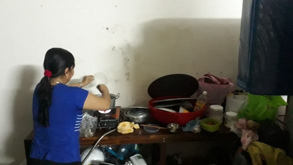 Nấu cơm, đem chăn gối đến trụ sở thôn tránh bão số 6 - Ảnh 4. Nấu cơm, đem chăn gối đến trụ sở thôn tránh bão số 6 - Ảnh 4.