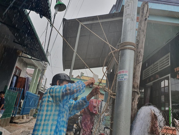 Quảng Ngãi huy động bộ đội giúp dân chống bão số 6 - Ảnh 5. Quảng Ngãi huy động bộ đội giúp dân chống bão số 6 - Ảnh 5.