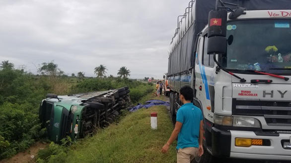 Hai xe tải lao xuống ruộng khi di chuyển trong bão nghi do mất lái - Ảnh 1. Hai xe tải lao xuống ruộng khi di chuyển trong bão nghi do mất lái - Ảnh 1.