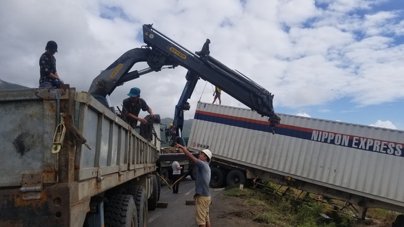 Hai xe tải lao xuống ruộng khi di chuyển trong bão nghi do mất lái - Ảnh 3. Hai xe tải lao xuống ruộng khi di chuyển trong bão nghi do mất lái - Ảnh 3.