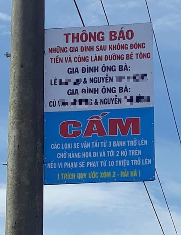 Không đóng tiền làm đường trong xóm, hai gia đình bị người dân bêu tên lên trụ điện - Ảnh 1. Không đóng tiền làm đường trong xóm, hai gia đình bị người dân bêu tên lên trụ điện - Ảnh 1.