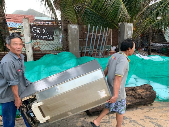 Chằng chống mái nhà chống bão, một người bị trượt chân ngã chết - Ảnh 1. Chằng chống mái nhà chống bão, một người bị trượt chân ngã chết - Ảnh 1.