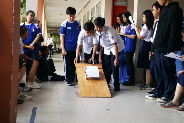 Học trò thi đua xe STEM - Ảnh 1. Học trò thi đua xe STEM - Ảnh 1.