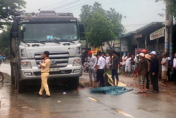 Băng qua đường trong cơn mưa, một phụ nữ bị xe ben cán chết - Ảnh 1. Băng qua đường trong cơn mưa, một phụ nữ bị xe ben cán chết - Ảnh 1.