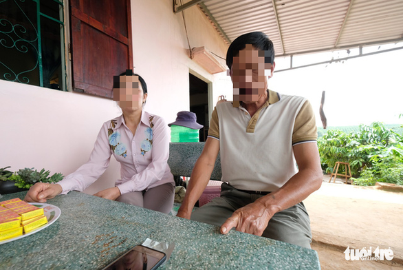 Không đóng tiền làm đường trong xóm, hai gia đình bị người dân bêu tên lên trụ điện - Ảnh 3. Không đóng tiền làm đường trong xóm, hai gia đình bị người dân bêu tên lên trụ điện - Ảnh 3.